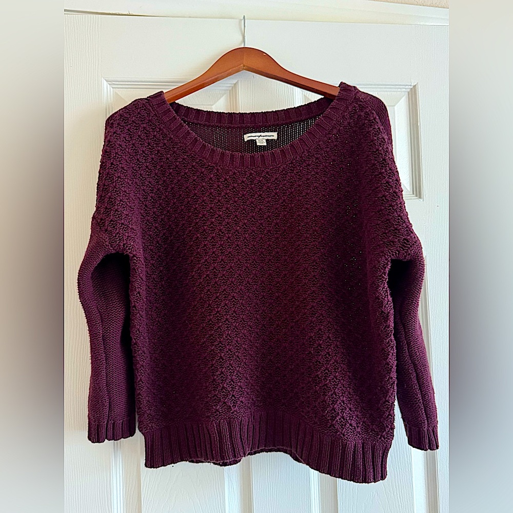 American Eagle Outfitters M sweater in maroon.